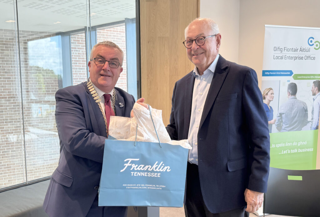 photo - Mayor Ken Moore presenting a gift to Cathaoirleach PJ O’ Hanlon